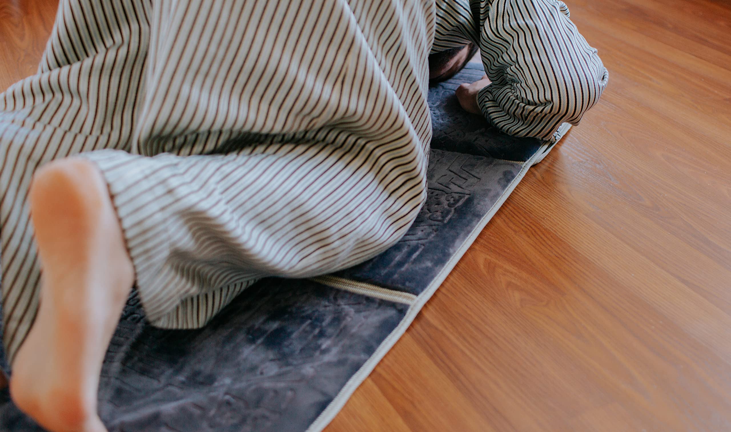 Foldable Prayer Mat with backrest – Travel-Friendly, Portable & Customizable (includes a bag)